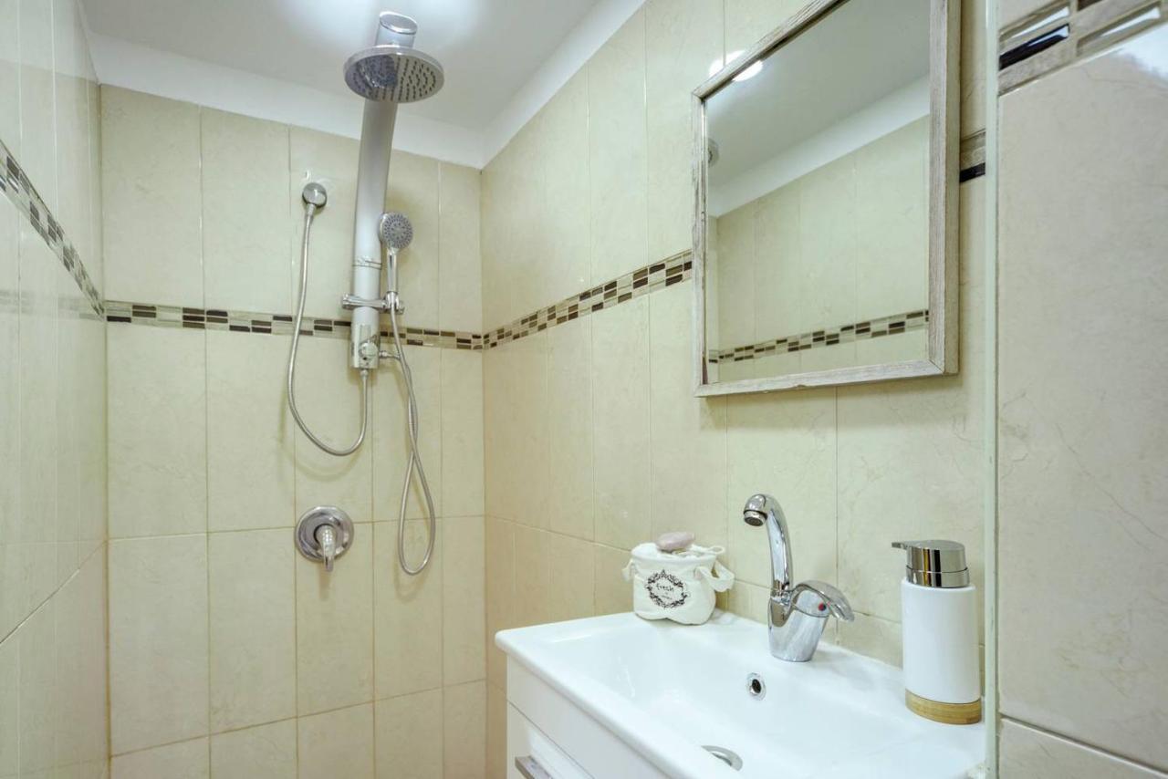 Authentic One Bedroom Apartment In City Center Jeruzalem Buitenkant foto