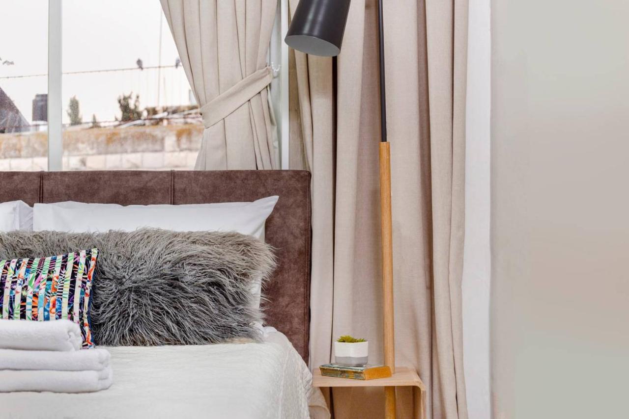 Authentic One Bedroom Apartment In City Center Jeruzalem Buitenkant foto